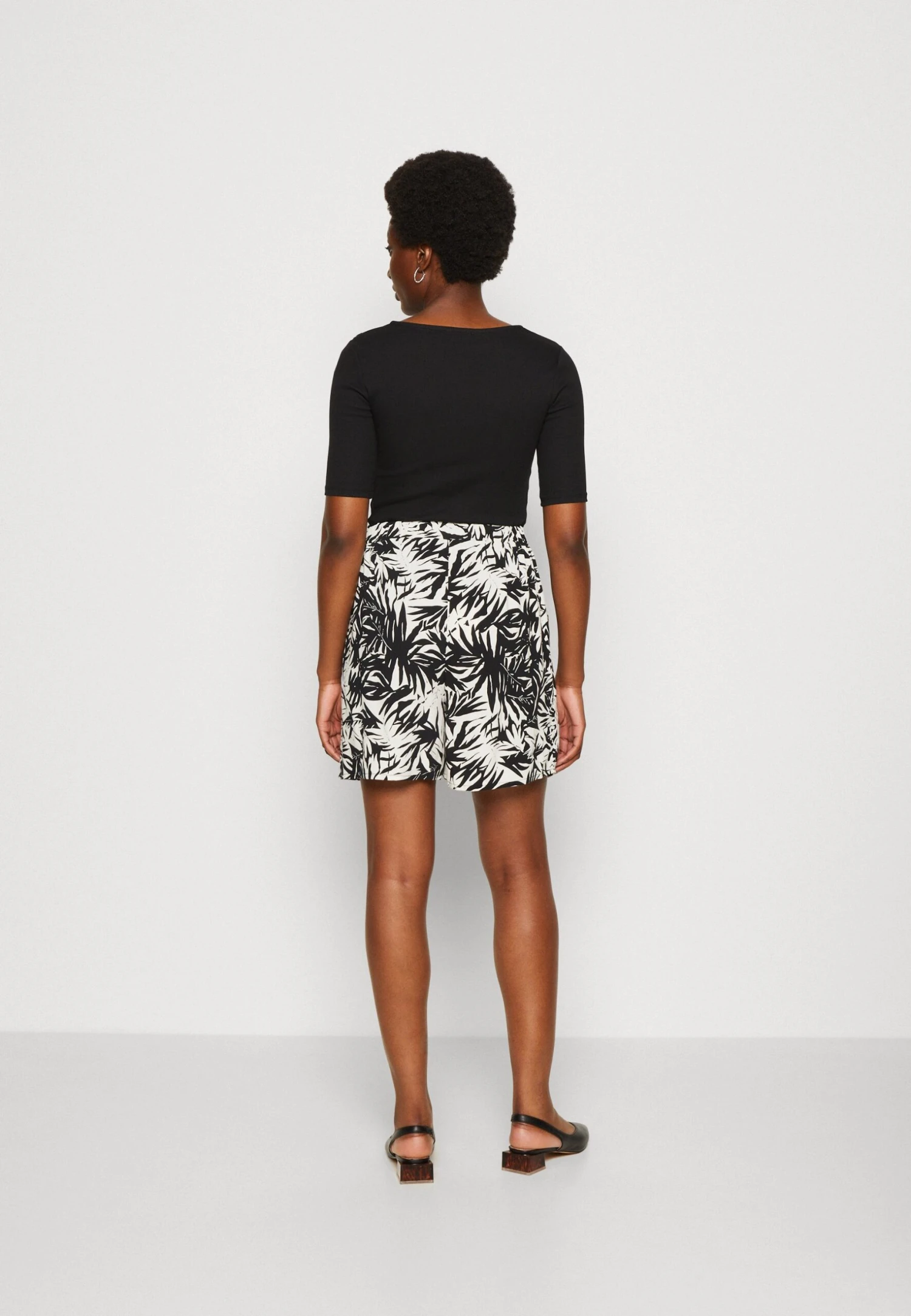 Anna Field Shorts - Black/Off-White - Imagen 3