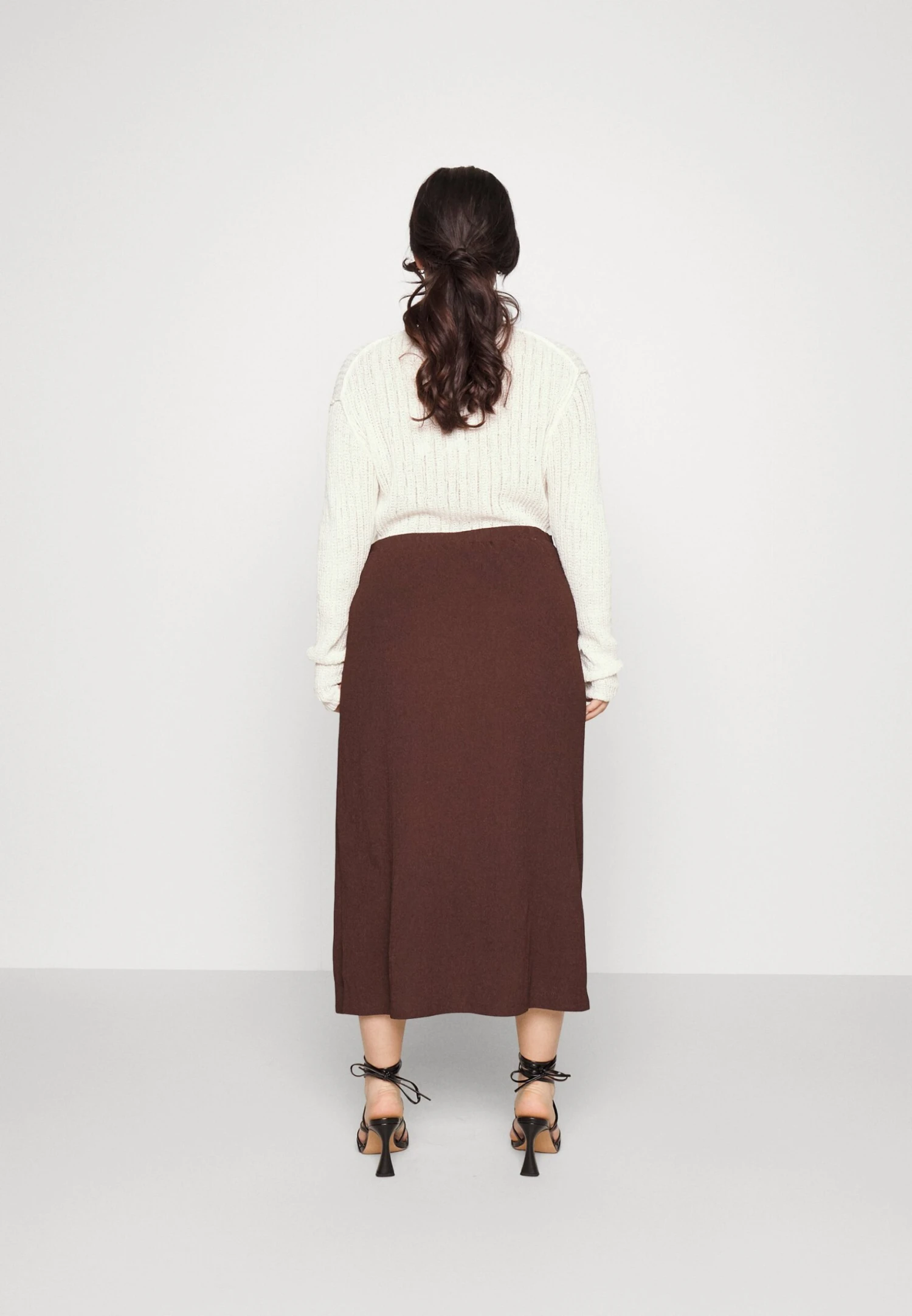 Curvy Textured Sarong Midi Skirt - Falda Cruzada - Brown - Imagen 3
