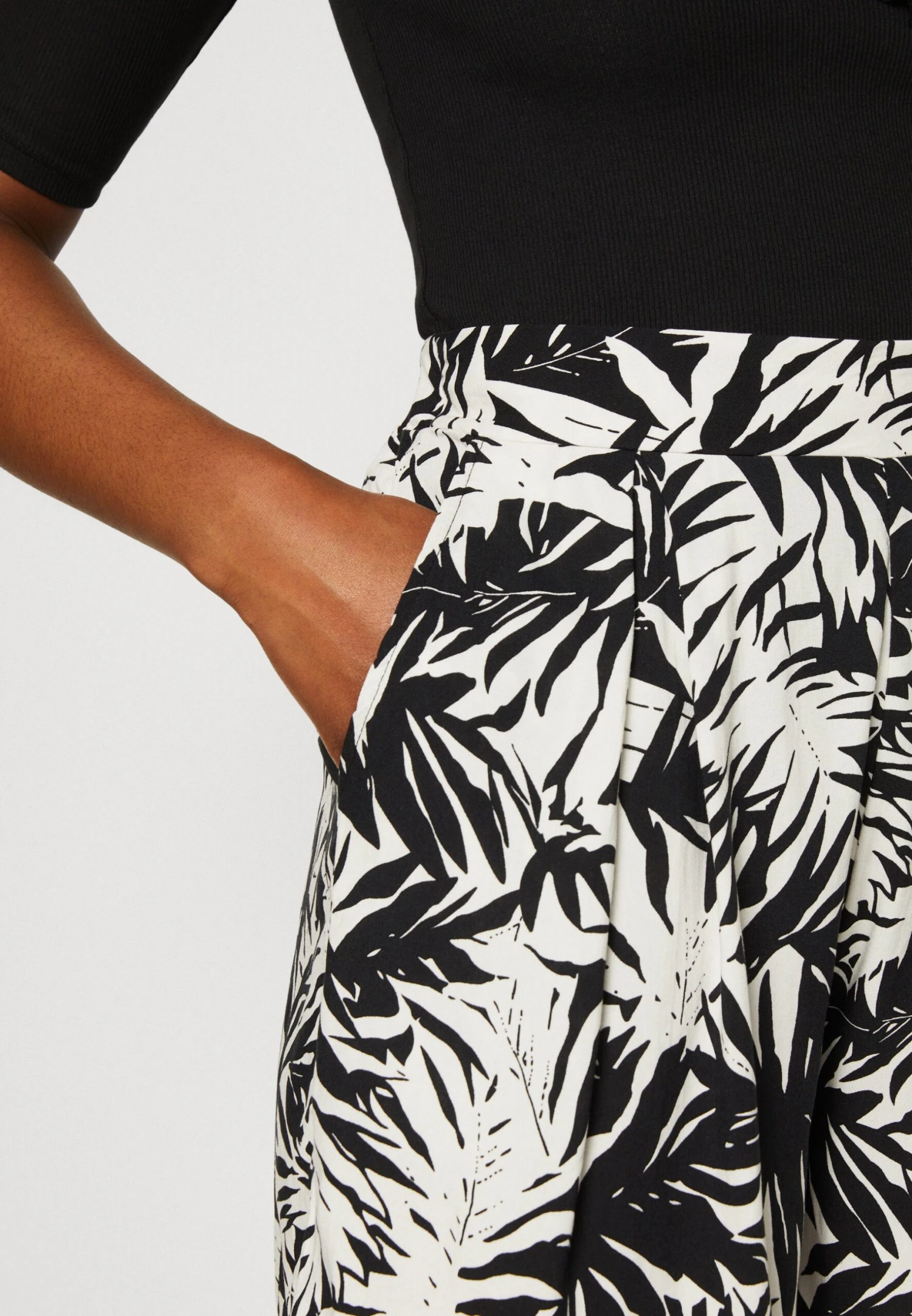 Anna Field Shorts - Black/Off-White - Imagen 4